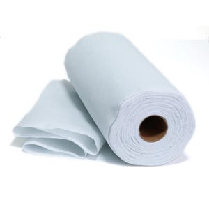 Peut inclure: Un grand rouleau de tissu blanc non tissé avec un noyau en carton brun. Le matériau est enroulé serré en forme cylindrique, avec une partie du tissu blanc qui s'étend vers l'extérieur et est pliée sur le côté, révélant une texture lisse.