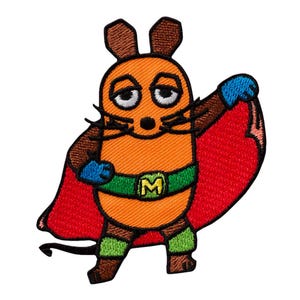 Pode incluir: Um emblema bordado apresentando um personagem de rato de desenho animado com pelo laranja, orelhas castanhas e nariz preto. O rato usa uma capa vermelha, um cinto verde com uma letra M amarela, faixas verdes nas pernas e luvas azuis.