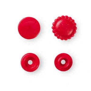 Op de afbeelding: Een set van vier rode sluitingen, bestaande uit een gladde ronde knoop, een knoop met een geschulpte rand en een subtiel ingedrukt smileygezicht, en twee kleinere ronde ringen met een gat in het midden, alle met een glanzende afwerking.