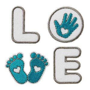 Op de afbeelding: Een set van vier geborduurde patches die het woord LOVE vormen. De L en E zijn witte letters met grijze randen. De O is een witte cirkel met een turquoise handafdruk met een hartvormige uitsparing. De V bestaat uit twee turquoise babyvoetjes.
