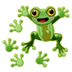 Può includere: Una toppa ricamata raffigurante una rana verde brillante con grandi occhi gialli, un'ampia bocca nera con una lingua rossa e guance rosa. Il design include quattro impronte di zampe di rana verdi separate attorno alla figura centrale.