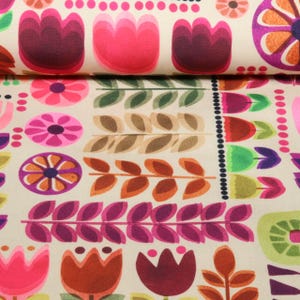 Pode incluir: Um tecido de cor creme com um padrão repetitivo de flores estilizadas, folhas e motivos circulares em tons vibrantes de rosa, roxo, laranja, verde e castanho. O design inclui filas de tulipas, formas florais segmentadas e caules.