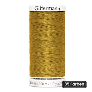 Könnte beinhalten: Eine Garnrolle mit senfgelbem Gütermann Denim-Garn. Das weiße Etikett oben zeigt den Markennamen, während das untere Etikett den Text Denim 100 m - 110 yds/v und 35 Farben trägt. Der Faden ist fest um die zylindrische Spule gewickelt.