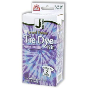 Könnte beinhalten: Ein Jacquard Jewel Tones Tie-Dye-Set in Amethyst mit einem violett-blauen Batikmuster auf der Schachtel. Die Verpackung enthält den Text 'Made in the USA', 'The Tie Dye Experts!' und 'Dyes up to 2 shirts' für Baumwolle, Leinen, Viskose und Hanf.
