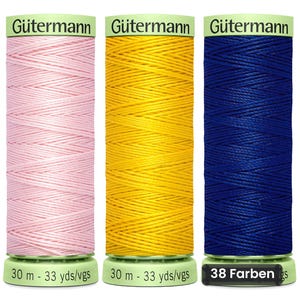 Peut inclure: Trois bobines de fil Gütermann en rose clair, jaune et bleu foncé. Chaque bobine présente un capuchon vert clair en haut et en bas avec la marque imprimée sur le dessus et la longueur de 30 m - 33 yds/vgs imprimée sur la base inférieure.