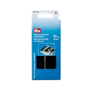 Könnte beinhalten: Eine rechteckige blau-weiße Produktverpackung für selbstklebendes Prym Haftverschlussband. Die Packung zeigt die Aufschrift 60 cm und 20 mm sowie eine kleine Grafik mit blau-gelb gestreiftem Stoff und einem schwarzen Stück des Verschlussbandes.