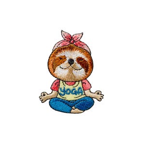 Pode incluir: Um emblema bordado apresentando uma preguiça castanha de olhos fechados, usando uma fita cor-de-rosa, uma t-shirt amarelo-claro com o texto azul YOGA e calças azuis. A preguiça está sentada com os braços estendidos e dedos em mudra.