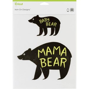 Peut inclure: Un emballage Cricut Iron-On Designs contenant deux silhouettes d'ours noires avec du texte jaune. Le plus petit ours porte l'inscription BABY BEAR et le plus grand ours porte l'inscription MAMA BEAR. L'emballage inclut des icônes de fer à repasser.