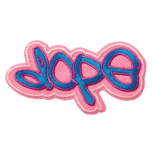 Pode incluir: Um emblema bordado apresentando a palavra dope em letras cursivas azul brilhante com uma borda rosa espessa e texturizada. O design tem uma aparência costurada distinta com uma superfície elevada, exibindo um contraste de cores vibrante entre o texto azul e a moldura rosa circundante contra um fundo branco liso.