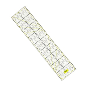 Könnte beinhalten: Ein transparentes, rechteckiges Quiltlineal aus Acryl mit schwarzen Rasterlinien, gelben Winkelmarkierungen und Zentimeter-Skalierungen. Der Markenname Snaply ist in einem gelben Feld in der unteren rechten Ecke aufgedruckt.