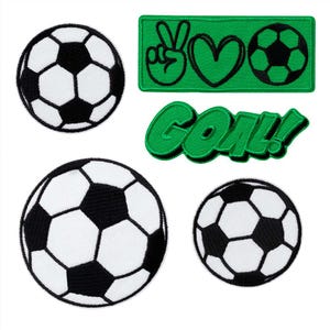 Pode incluir: Um conjunto de cinco emblemas bordados com três bolas de futebol circulares com painéis pretos e brancos, um emblema retangular verde com um sinal de paz, coração e bola, e um emblema verde com a palavra GOAL! em fonte negrito.