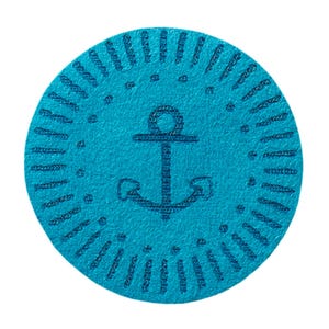 Pode incluir: Um porta-copos circular de feltro azul brilhante com um design de âncora em relevo azul-escuro no centro, rodeado por um padrão radiante de traços curtos e pequenos pontos que formam um efeito de raios de sol na borda.