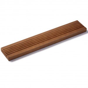 Op de afbeelding: Een rechthoekig bruin houten blok met een reeks van vier parallelle horizontale groeven in het bovenoppervlak. Het object heeft een gladde afwerking en een consistente middelbruine kleur over de gehele lengte en structuur van het blok.