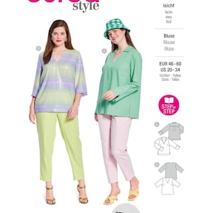 Op de afbeelding: Burda Style naaipatroon 5665 voor een blouse in maten EUR 46-60. Het patroon bevat twee variaties: een V-hals blouse met horizontale strepen en een effen groene V-hals blouse met lange mouwen, getoond met een groen-witte geblokte bucket hat.