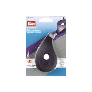 Op de afbeelding: Een zwart Prym rolmaatje in een druppelvormige behuizing met een centraal gat, verpakt op een kaart met de tekst 150 cm, 282 700 en Red Dot Design Winner 2012. Het gereedschap heeft een ergonomisch ontwerp voor metingen tot 150 cm.