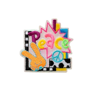 Pode incluir: Um emblema bordado com a palavra Peace em letras coloridas, uma mão laranja fazendo o sinal de paz e um símbolo de paz azul. O design inclui uma forma de estrela rosa, padrões xadrez em preto e branco e detalhes com estampa de vaca.