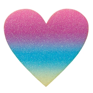 Pode incluir: Um recorte em forma de coração com um gradiente de cores vibrantes que transita do rosa no topo para o roxo, azul e amarelo claro na parte inferior. Toda a superfície do coração é coberta por uma textura de glitter fino e reflexivo.