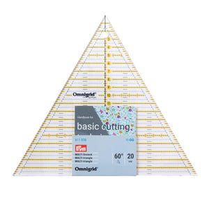 Könnte beinhalten: Ein transparentes Omnigrid 60-Grad-Multi-Dreieck-Lineal für Patchwork mit gelben und schwarzen Rastermarkierungen, einem runden Aufhängeloch an der Spitze und einer Papierhülle mit der Aufschrift Handbook for basic cutting techniques.