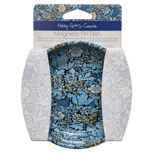Può includere: Un piatto magnetico per spilli Hobby Gift Create caratterizzato da un fitto motivo floreale e di foglie su sfondo blu scuro, con sfumature di azzurro, bianco e verde tenue. Il prodotto è contenuto nella sua confezione originale in cartone.