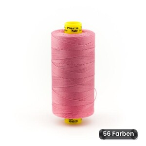 Puede incluir: Un carrete de hilo de coser color rosa polvoriento con tapas de plástico amarillas en la parte superior e inferior. La tapa superior presenta el texto Mara y Made in, mientras que la inferior muestra el número 263. Una etiqueta negra dice 56 Farben.