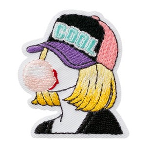 Peut inclure: Un écusson brodé représentant le profil d'une silhouette aux cheveux jaunes portant une casquette noire et rose avec le mot COOL en lettres bleu clair. La casquette a une visière violette et la silhouette fait une grosse bulle rose.
