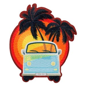 Pode incluir: Um emblema bordado apresentando uma carrinha azul-clara em frente a um pôr do sol circular em tons vibrantes de laranja e amarelo. Duas palmeiras azul-marinho escuro destacam-se contra o sol, com uma borda costurada em vermelho escuro.