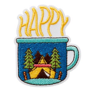 Pode incluir: Um emblema bordado apresentando uma caneca azul com uma cena de acampamento mostrando uma barraca amarela, árvores marrons e pinheiros verdes. Acima da caneca, a palavra HAPPY é bordada em fio amarelo com um aspecto ondulado de vapor.