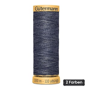 Pode incluir: Um carretel de linha de costura azul-marinho escuro da marca Gütermann. O carretel possui tampas bege na parte superior e inferior, com o nome da marca impresso no topo e o comprimento de 100 m - 110 yds/vgs na base. Uma etiqueta preta diz 2 Farben.