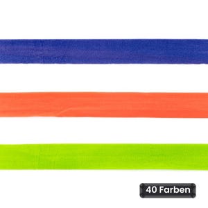 Op de afbeelding: Drie horizontale stroken stof in effen kleuren, waaronder een diepblauw, een levendig oranje en een helder limoengroen. Een klein zwart rechthoekig label in de rechterbenedenhoek toont de witte tekst 40 Farben.