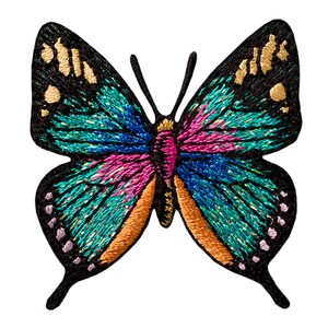 Op de afbeelding: Een geborduurde vlinderpatch op een zwarte ondergrond met levendige draadkleuren, waaronder talingblauw, koningsblauw, magenta en goud. Het ontwerp bevat twee voelsprieten en gedetailleerde vleugelpatronen met kleine lichtroze accenten.