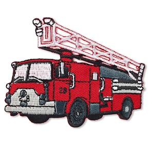 Peut inclure: Un écusson brodé représentant un camion de pompiers rouge avec une grande échelle blanche déployée, des pare-brise blancs, des roues noires et le numéro 28 inscrit en noir sur le pare-chocs avant et le panneau latéral du véhicule.