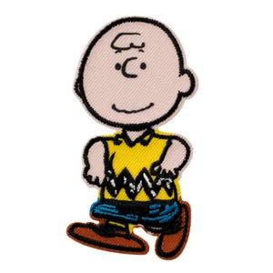 Pode incluir: Um emblema bordado apresentando uma personagem de desenho animado com uma cabeça redonda de pele clara, vestindo uma camisa amarela com um padrão de ziguezague preto no meio, calções azuis e sapatos castanhos. O design é contornado por fio preto grosso.