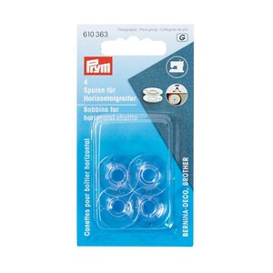 Könnte beinhalten: Eine Packung mit vier transparenten Kunststoffspulen für Horizontalgreifer, gekennzeichnet mit 610 363 und Prym. Die blaue Verpackung enthält den Text Spulen für Horizontalgreifer sowie Bernina-Deco, Brother und kleine kreisförmige Symbole.
