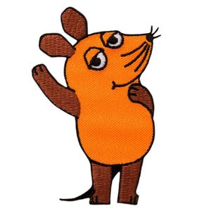 Pode incluir: Um emblema bordado apresentando um rato de desenho animado com pelo laranja brilhante na cabeça e no tronco, e pelo castanho escuro nas orelhas, braços, pernas e cauda. O rato tem olhos brancos grandes com pupilas pretas e bigodes.
