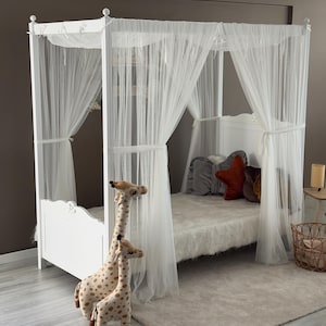 Witte posterbedgordijnen, hemelbed, montessori bedhemel, aangepaste bedgordijnen, bedgordijnen, hemelbedgordijnen, tweepersoons hemelbed