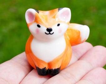 手作りの陶器製キツネの置物：光沢のある釉薬をかけた森の装飾 - Etsy 日本