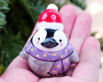 Statuetta di pinguino in porcellana dipinta a mano, ornamento a forma di cappello di Babbo Natale