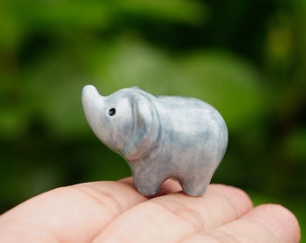 Petite figurine d'éléphant en porcelaine : objet de collection peint à la main