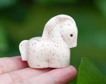 小さな陶器のポニーの置物：手作りの馬の彫刻、室内装飾 - Etsy 日本