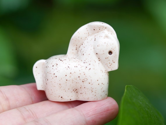 小さな陶器のポニーの置物：手作りの馬の彫刻、室内装飾 - Etsy 日本
