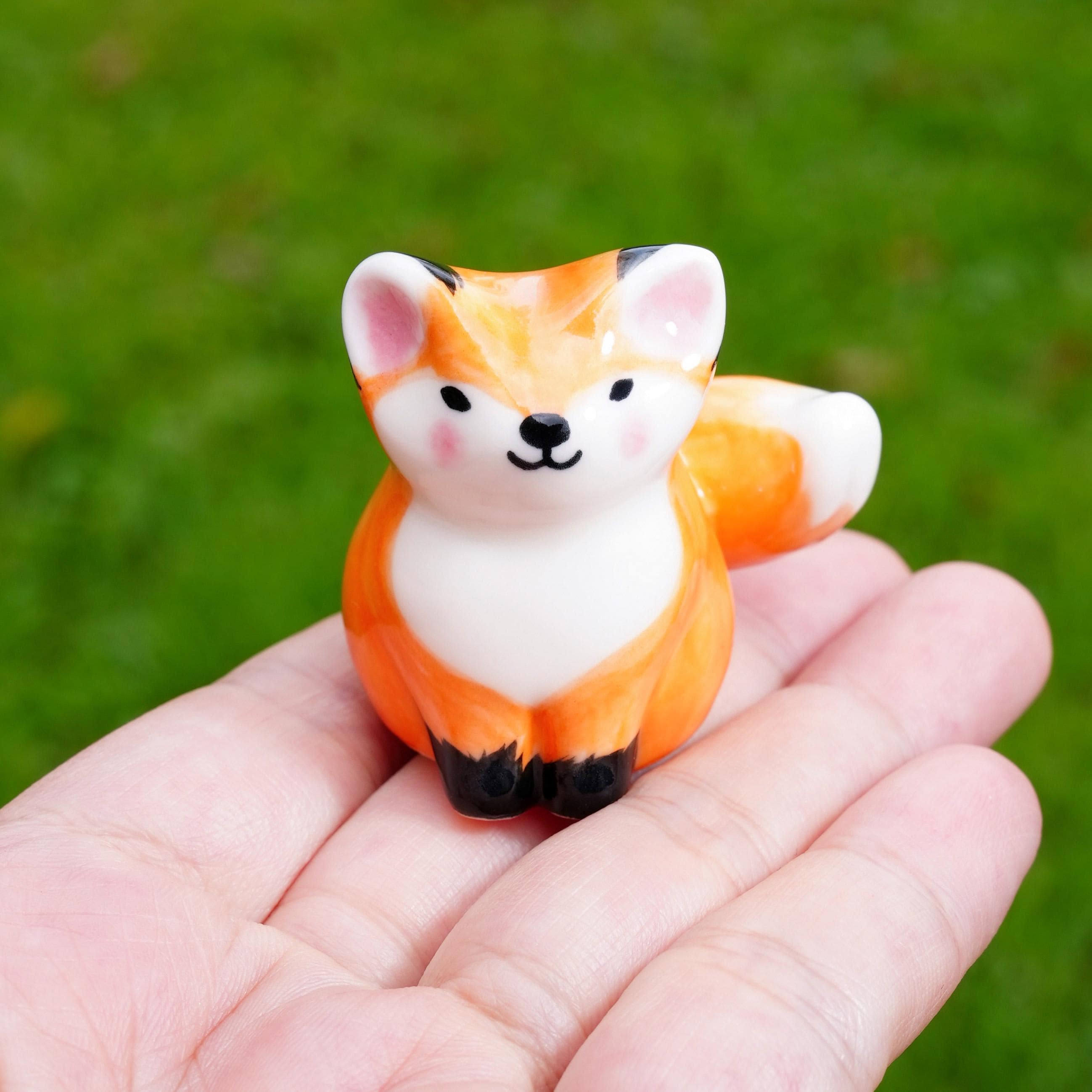 手作りの陶器製キツネの置物：光沢のある釉薬をかけた森の装飾 - Etsy 日本