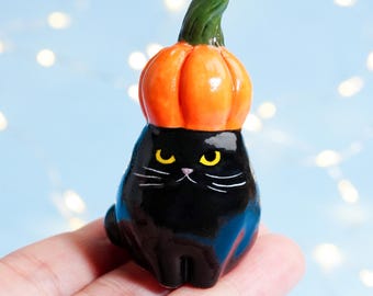 カボチャを持ったミニチュア黒猫、ポリマー粘土の黒猫、小さな猫の置物