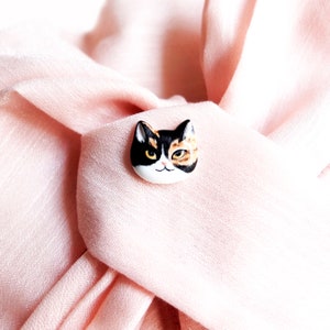 Calico Cat Brooch, Porcelain Cat Pin, Ceramic Animal Jewelry, Handmade Kitten Brooch image 4