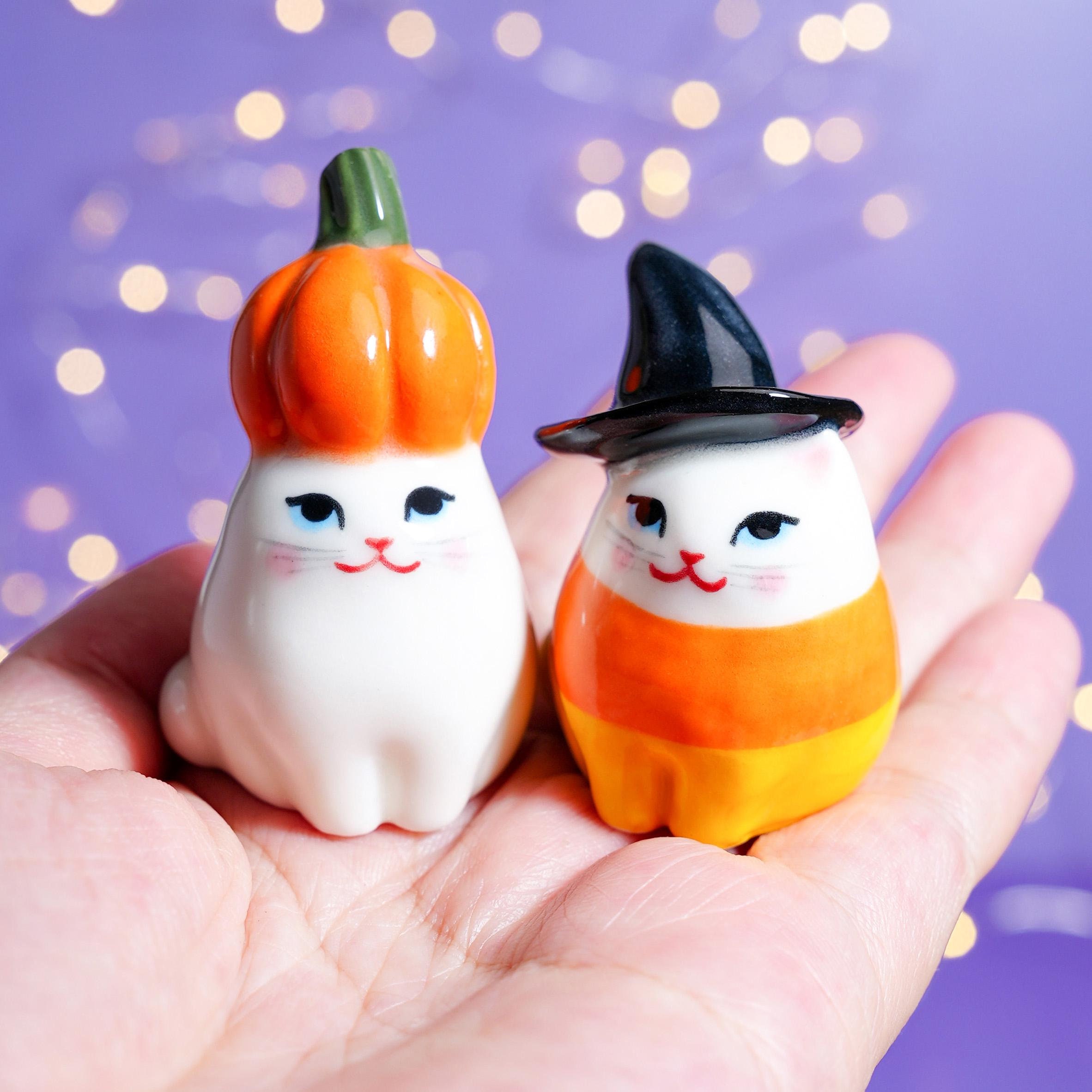 手作り陶器製ハロウィン猫置物：カボチャとキャンディコーンの