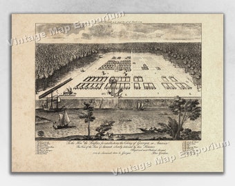 Op de afbeelding: Een zwart-witte gravure die de stad Savannah, Georgia, laat zien zoals die er in 1734 uitzag. De gravure toont een raster van gebouwen omringd door bomen en een rivier. De tekst "To the Hon. the Trustees for establishing the Colony of Georgia in America" is opgenomen in de afbeelding.