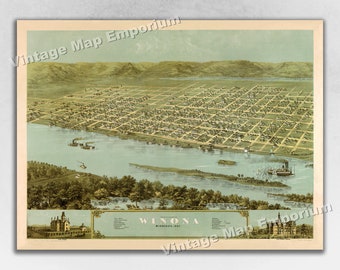 Op de afbeelding: Een antieke kaart van Winona, Minnesota uit 1887. De kaart toont de indeling van de stad met straten, gebouwen en de Mississippi-rivier. De kaart is in vintage stijl met handgetekende details en een lichtblauw en groen kleurenschema.