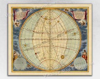 Puede incluir: Un mapa celeste vintage con fondo azul y una cuadrícula circular de líneas. El mapa está rodeado por un borde con querubines y texto en latín. El texto dice "SPHARARUM RE UTRIUSQUE MOTUS TAM COELESTES AC STELLARUM MONSTRATA."