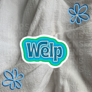 Puede incluir: Una pegatina con la palabra "Welp" en una fuente retro, delineada en blanco y superpuesta con tonos de azul y verde. Dos ilustraciones de flores azules con centros naranjas también están presentes sobre un fondo texturizado blanquecino.