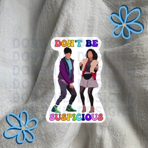 Op de afbeelding: Een sticker met een kleurrijk regenboogontwerp met twee cartoonfiguren en de tekst "DON'T BE SUSPICIOUS".