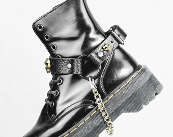 Handgemaakte lederen studded boot straps 'ABSIT OMEN' Gothic, kleding, punk, goth, laarzen, schoenen, accessoires, schedel, spiked, forthefly douane